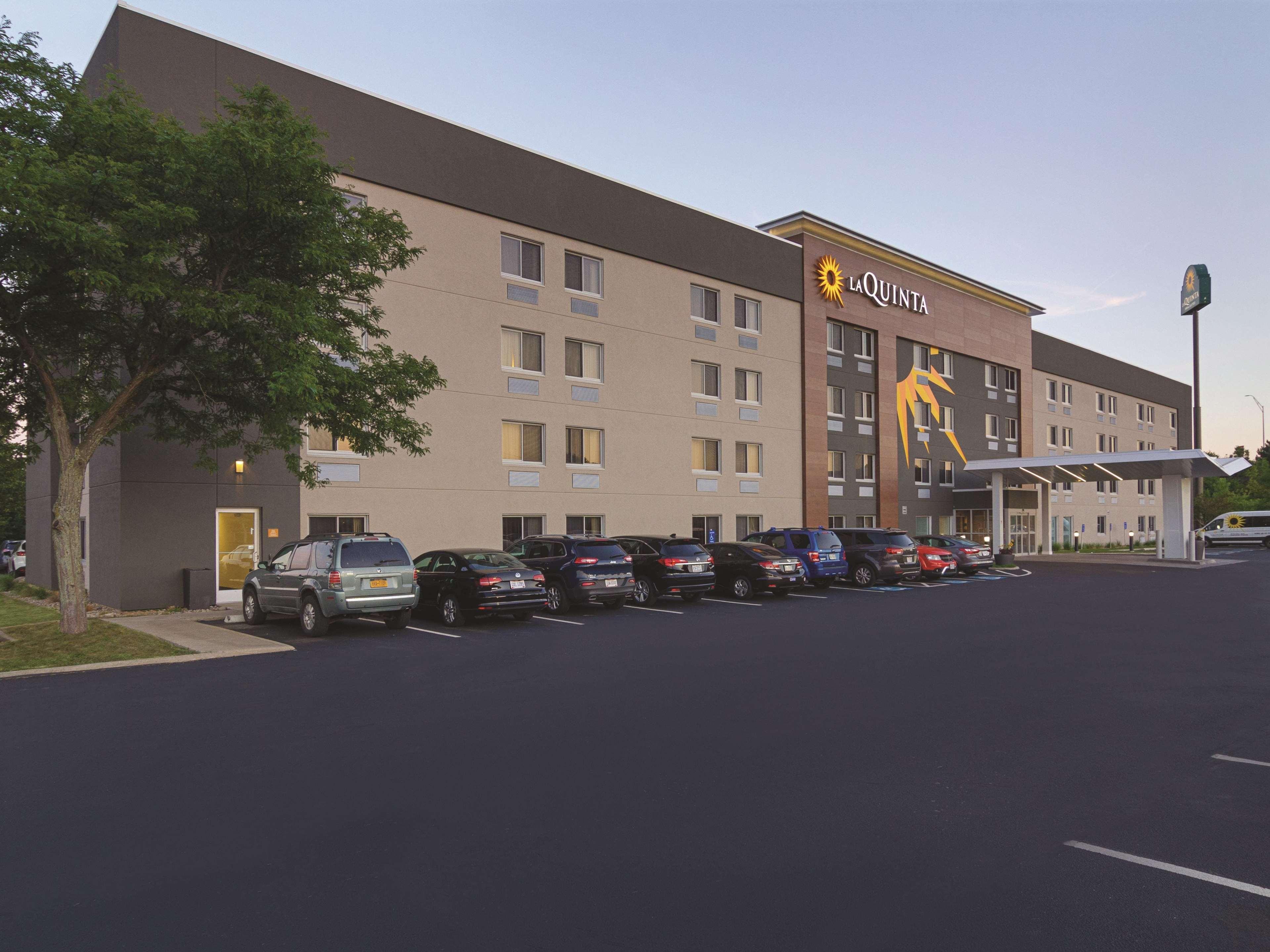 La Quinta By Wyndham Cleveland - Airport North Hotel Exterior photo