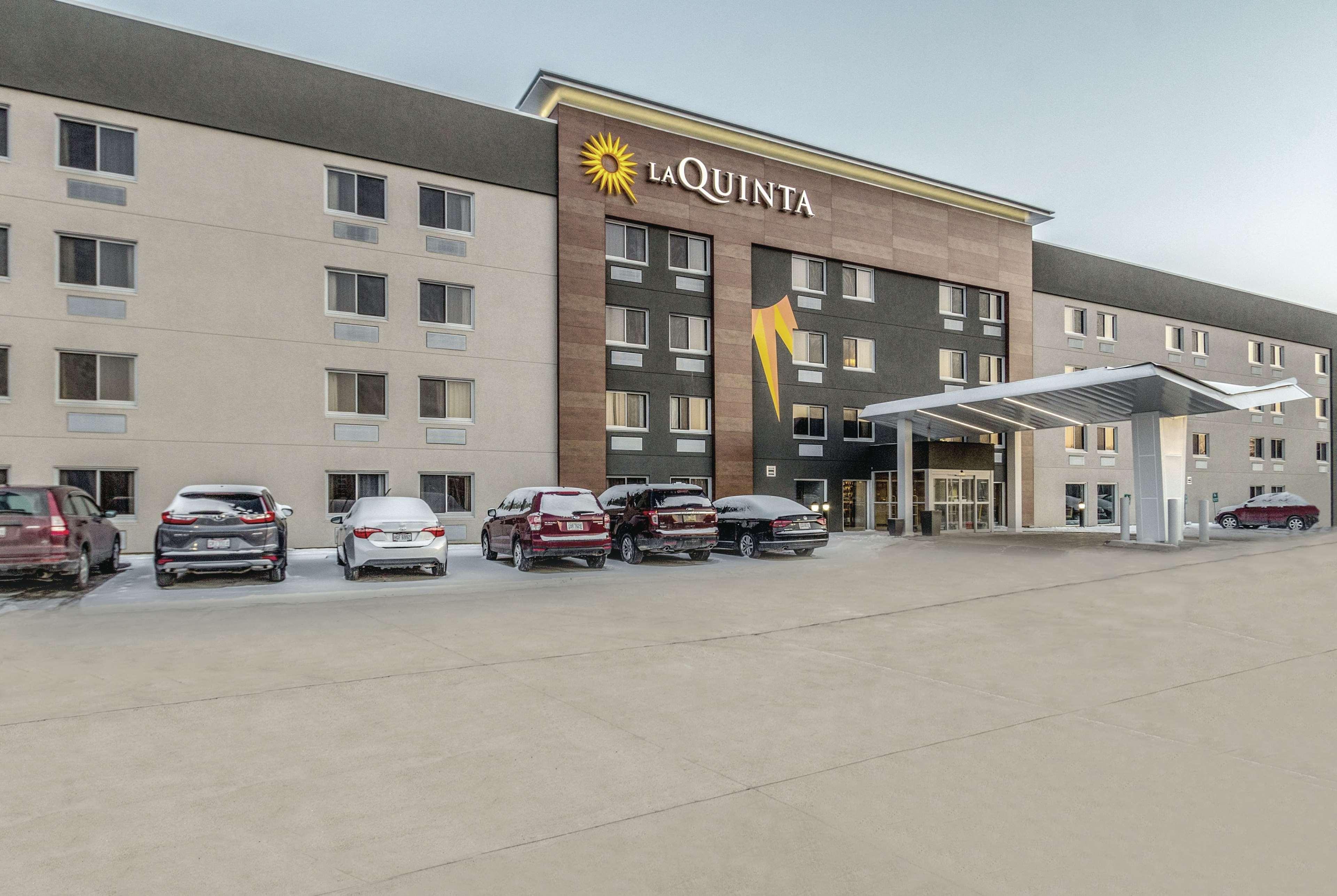 La Quinta By Wyndham Cleveland - Airport North Hotel Exterior photo