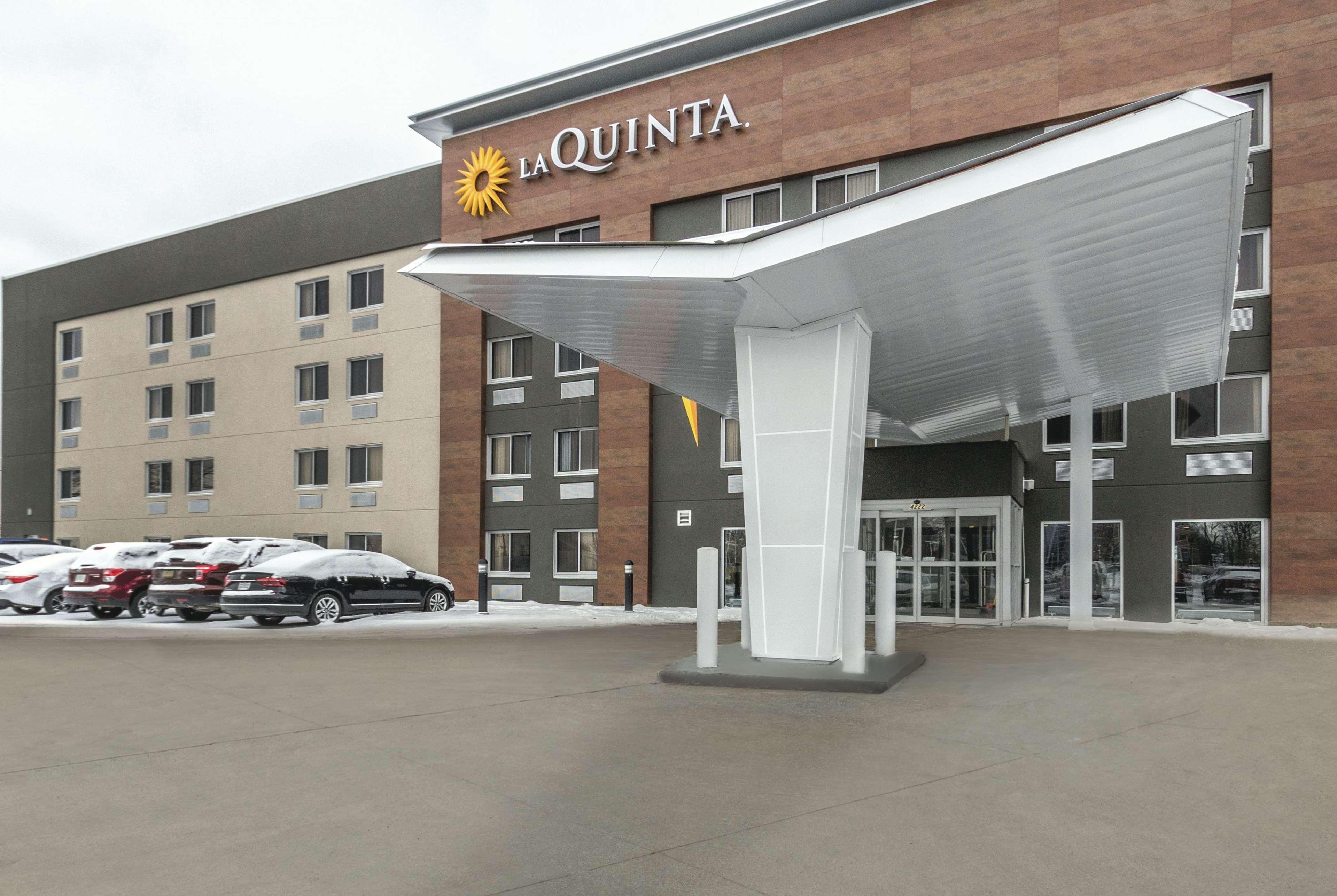 La Quinta By Wyndham Cleveland - Airport North Hotel Exterior photo