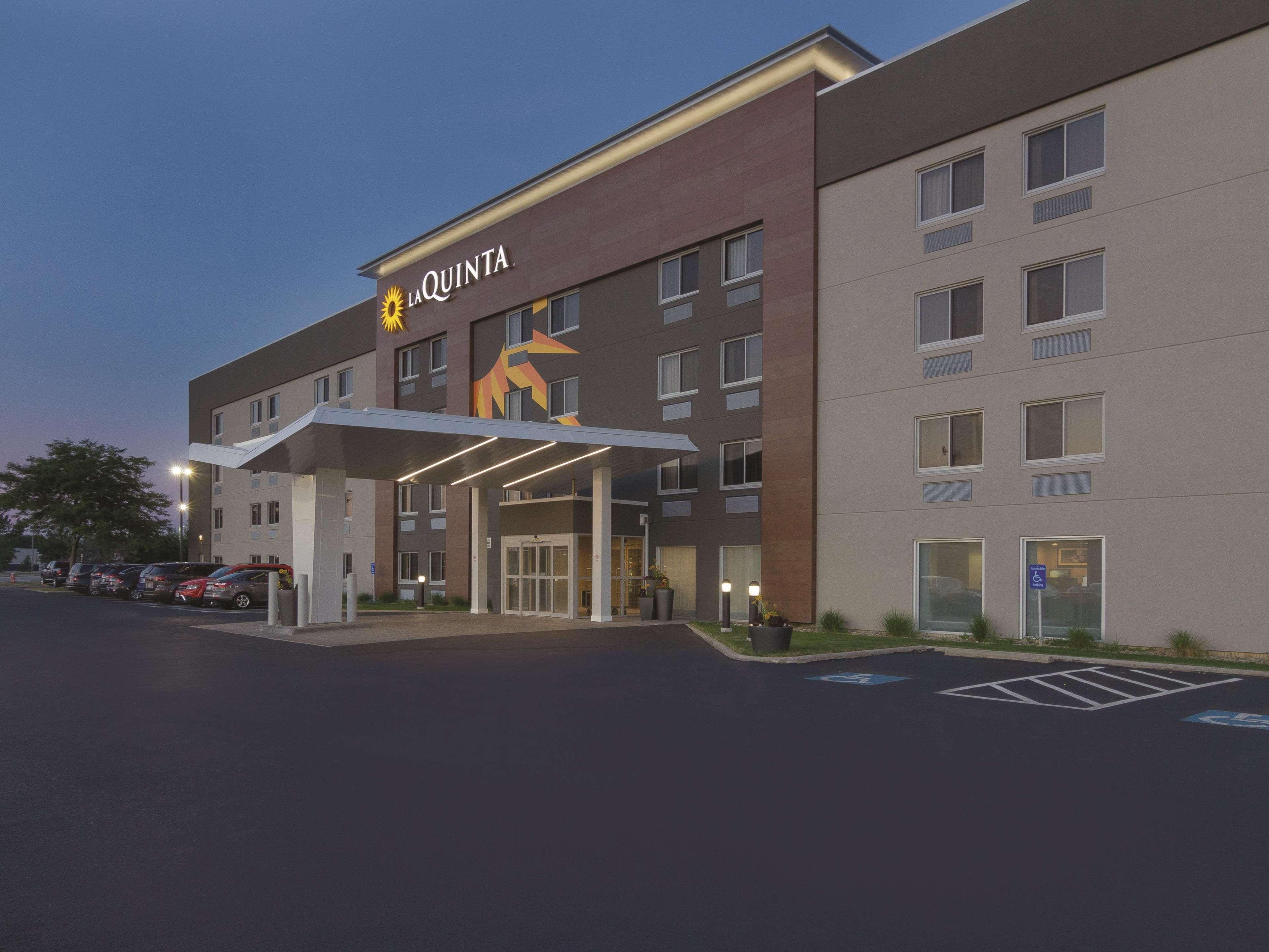 La Quinta By Wyndham Cleveland - Airport North Hotel Exterior photo