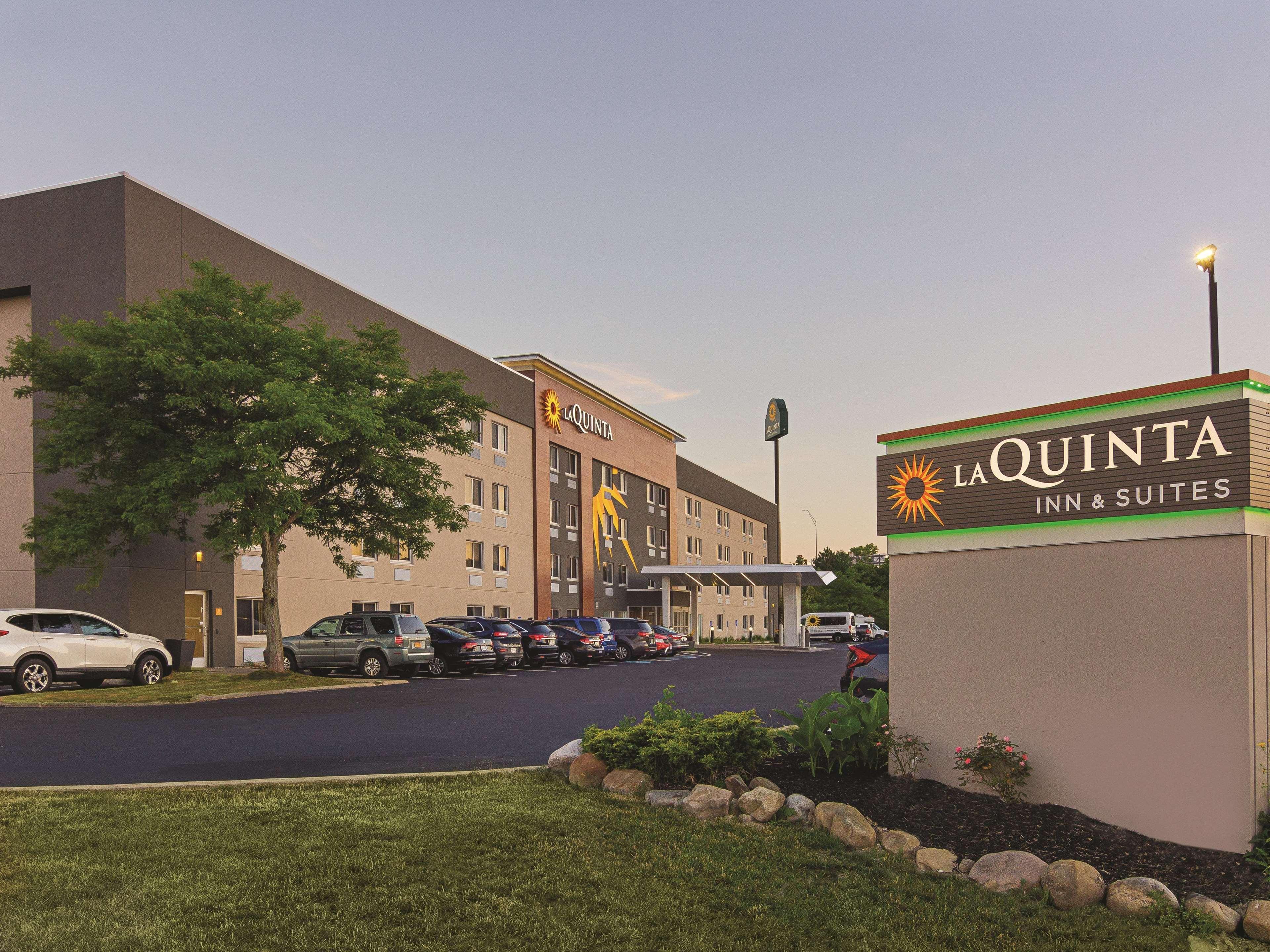 La Quinta By Wyndham Cleveland - Airport North Hotel Exterior photo