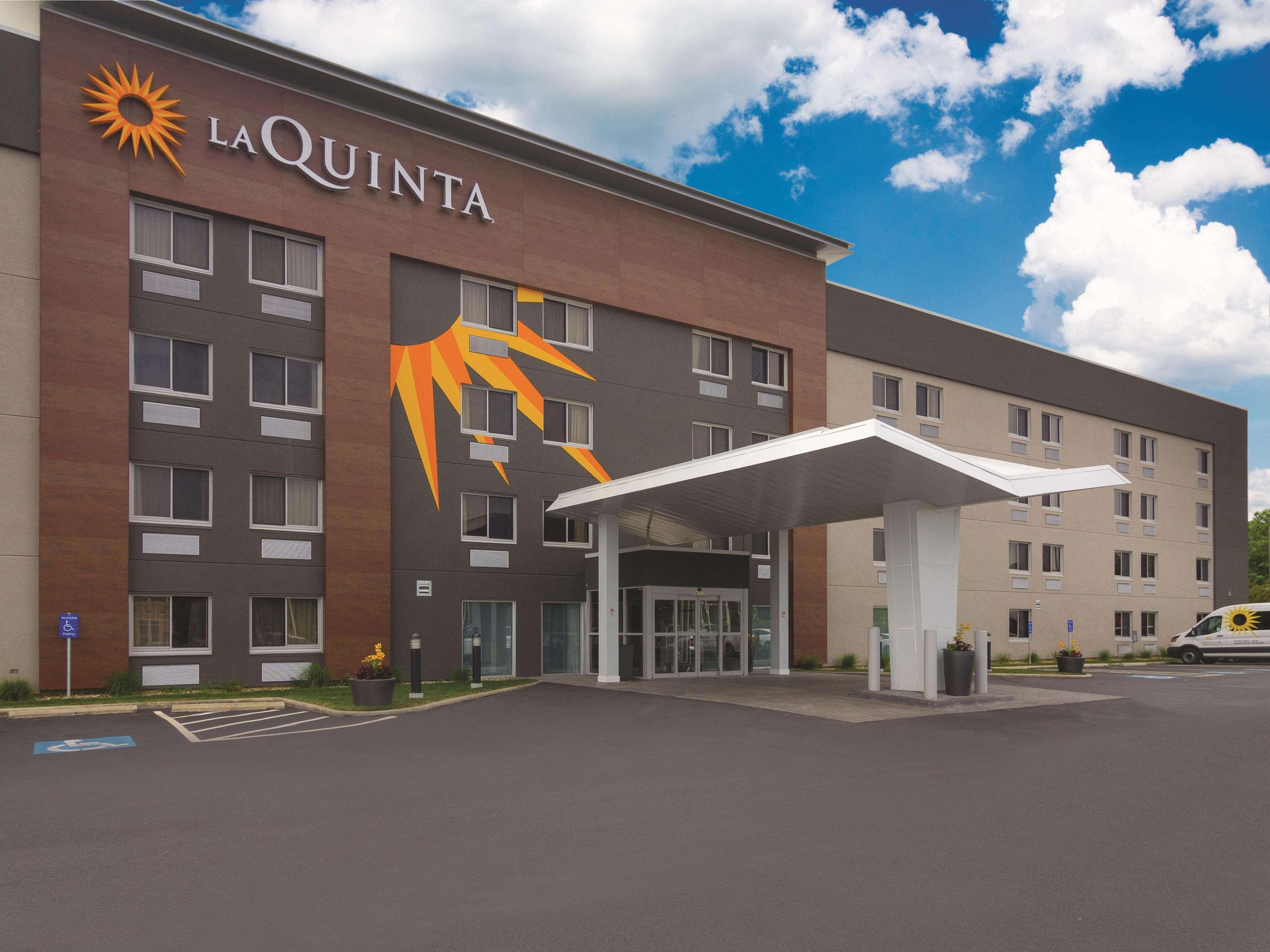 La Quinta By Wyndham Cleveland - Airport North Hotel Exterior photo