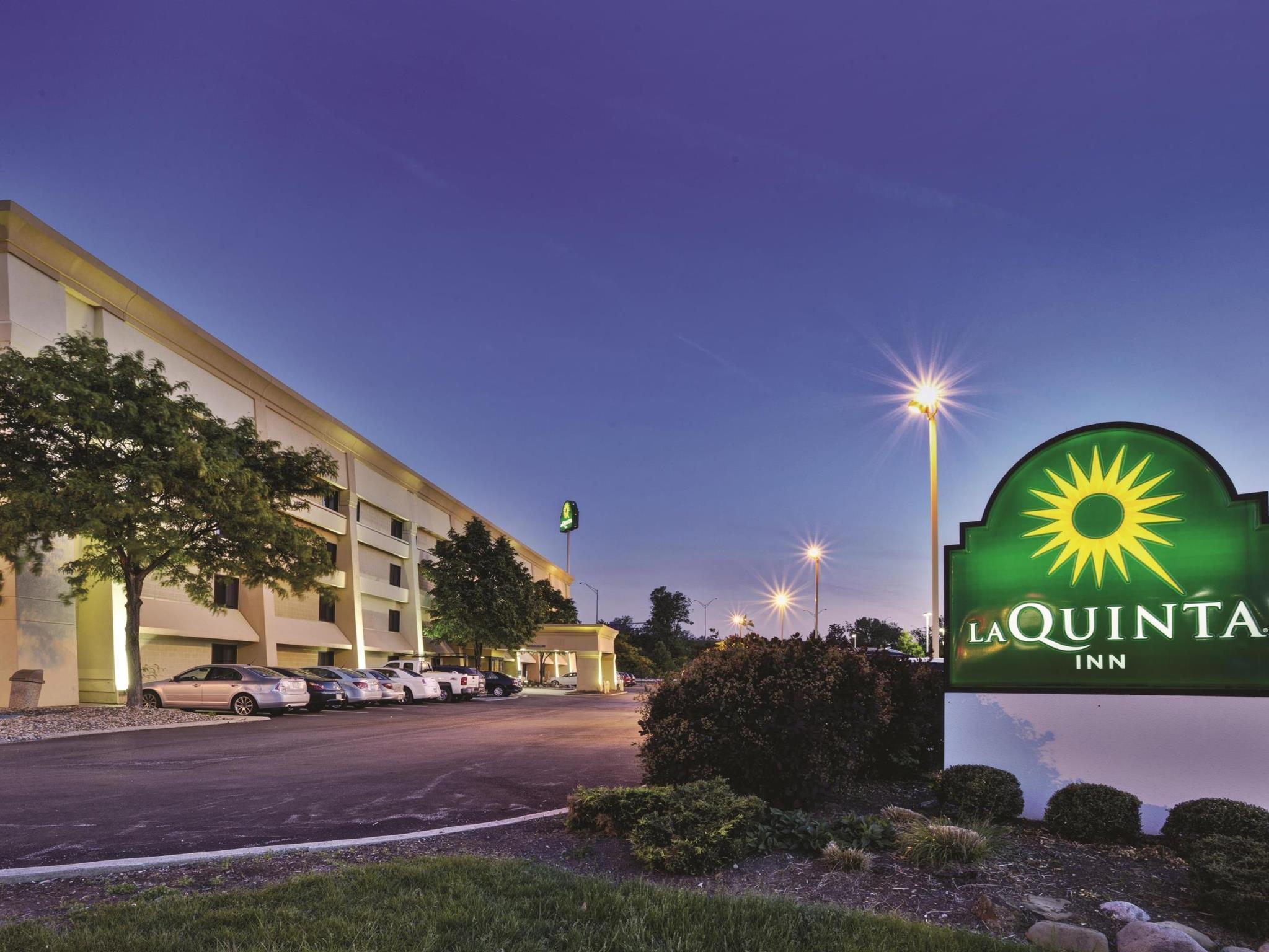 La Quinta By Wyndham Cleveland - Airport North Hotel Exterior photo