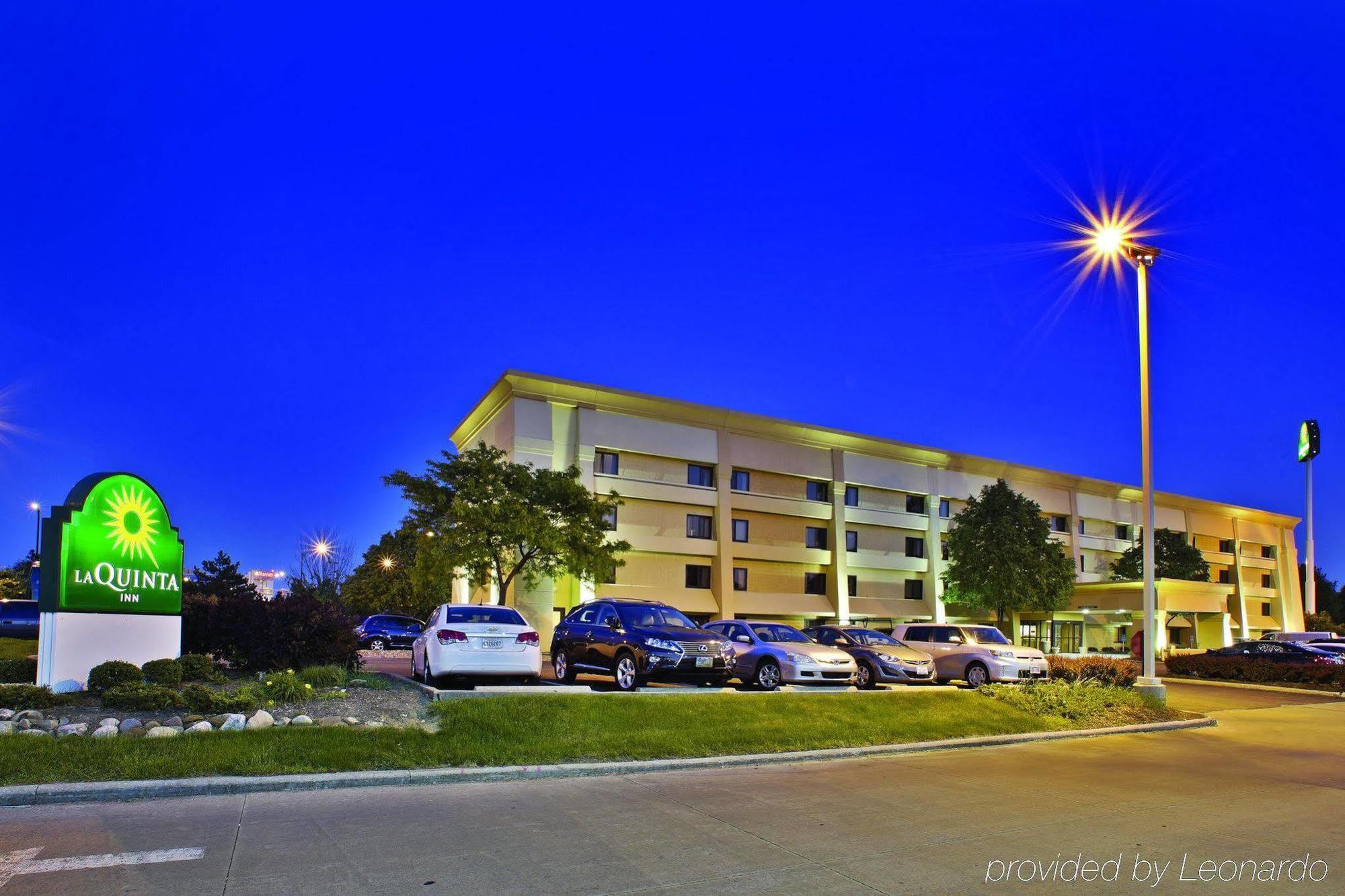 La Quinta By Wyndham Cleveland - Airport North Hotel Exterior photo