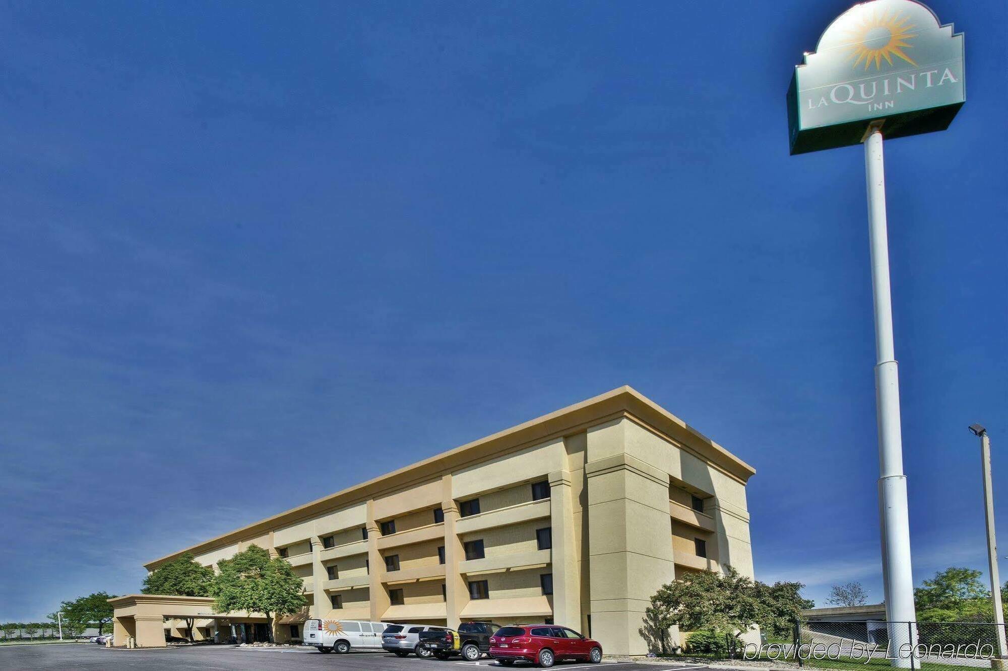 La Quinta By Wyndham Cleveland - Airport North Hotel Exterior photo